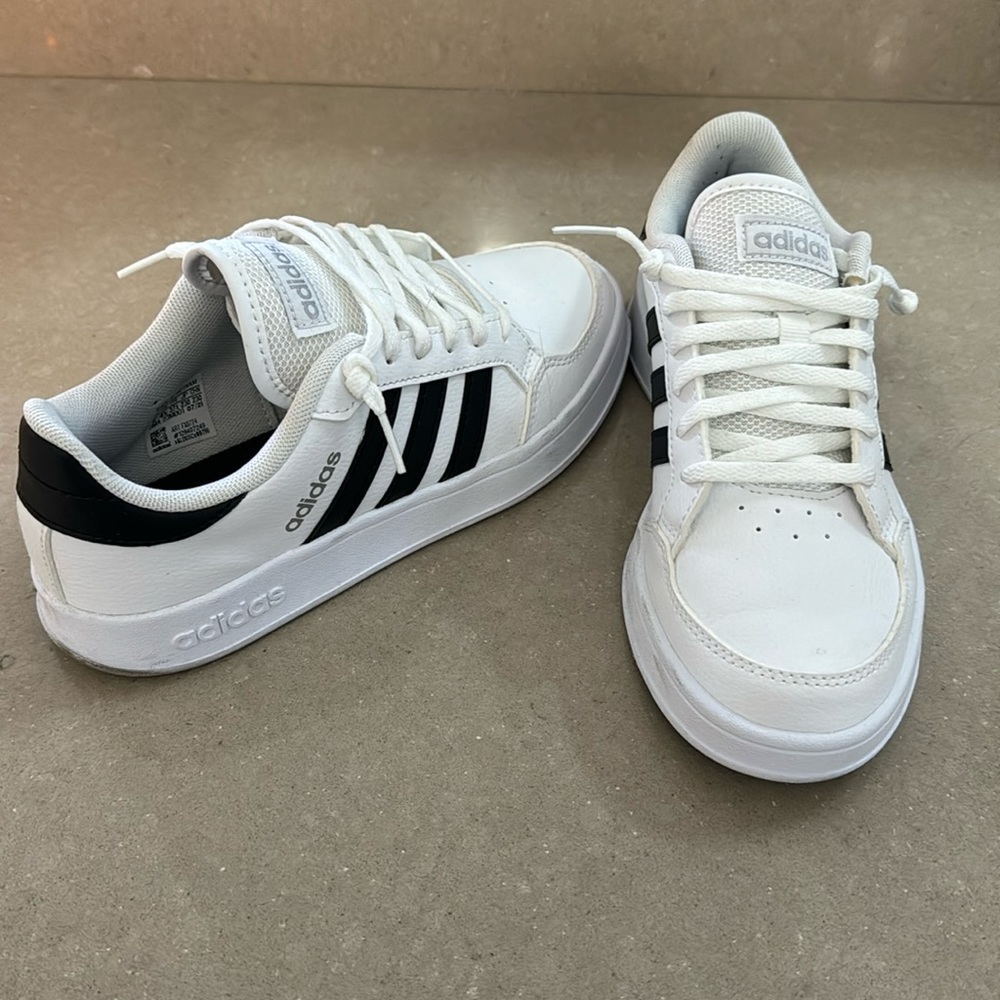 Adidas sneakers EUC Women’s size 6